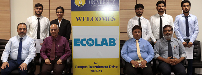 VC-Sir-with-selected-students-of-ECOLOBAS